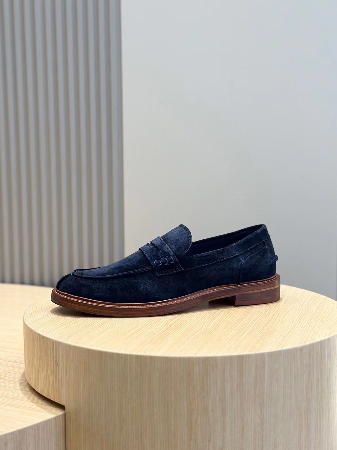 Brunello Cucineli Mocasines de ante para hombreLos materiales exquisitos se unen al grunge clásico d