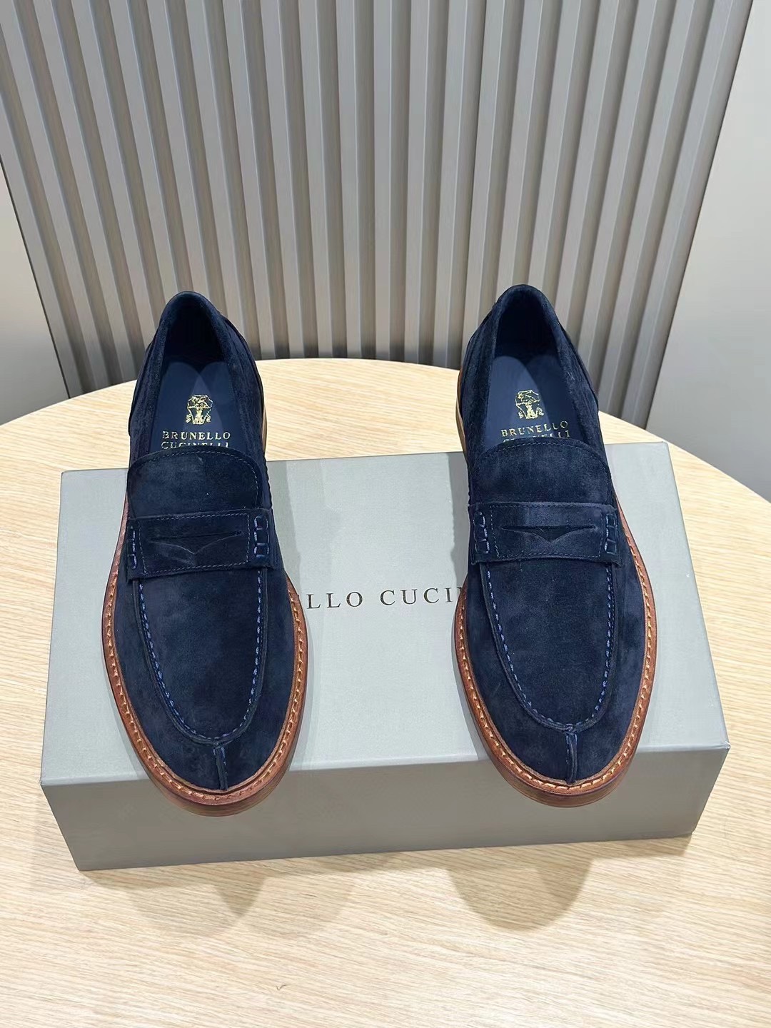 Brunello Cucineli Mocasines de ante para hombreLos materiales exquisitos se unen al grunge clásico d