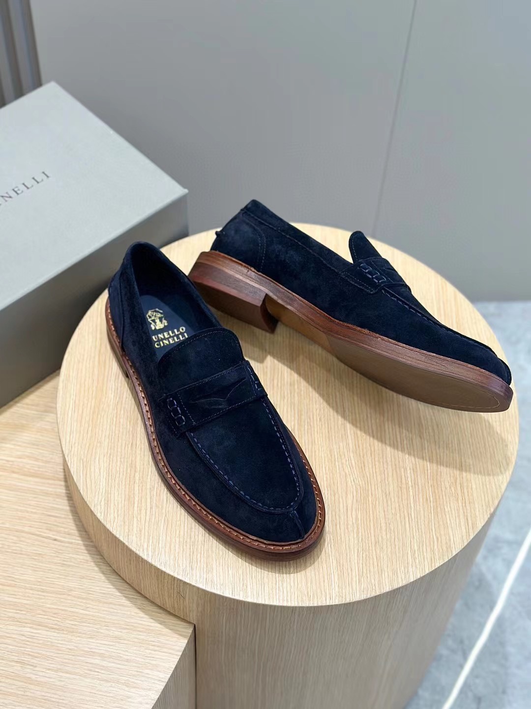 Brunello Cucineli Mocasines de ante para hombreLos materiales exquisitos se unen al grunge clásico d