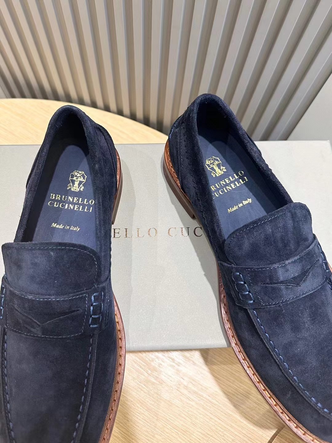 Brunello Cucineli Mocasines de ante para hombreLos materiales exquisitos se unen al grunge clásico d