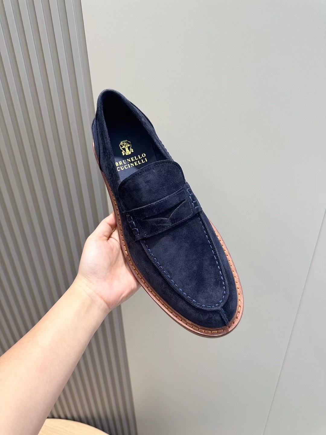 Brunello Cucineli Mocasines de ante para hombreLos materiales exquisitos se unen al grunge clásico d