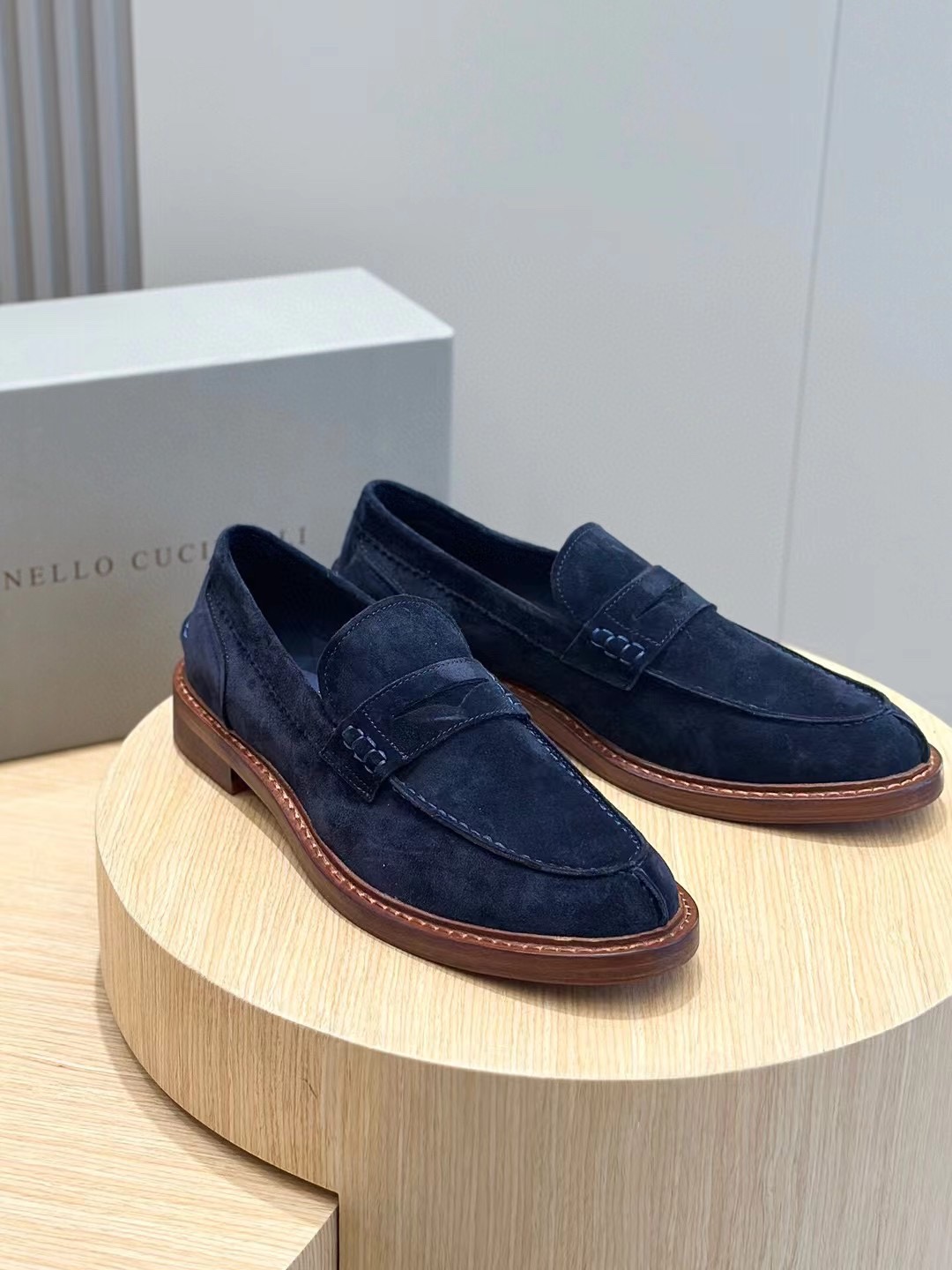 Brunello Cucineli Mocasines de ante para hombreLos materiales exquisitos se unen al grunge clásico d