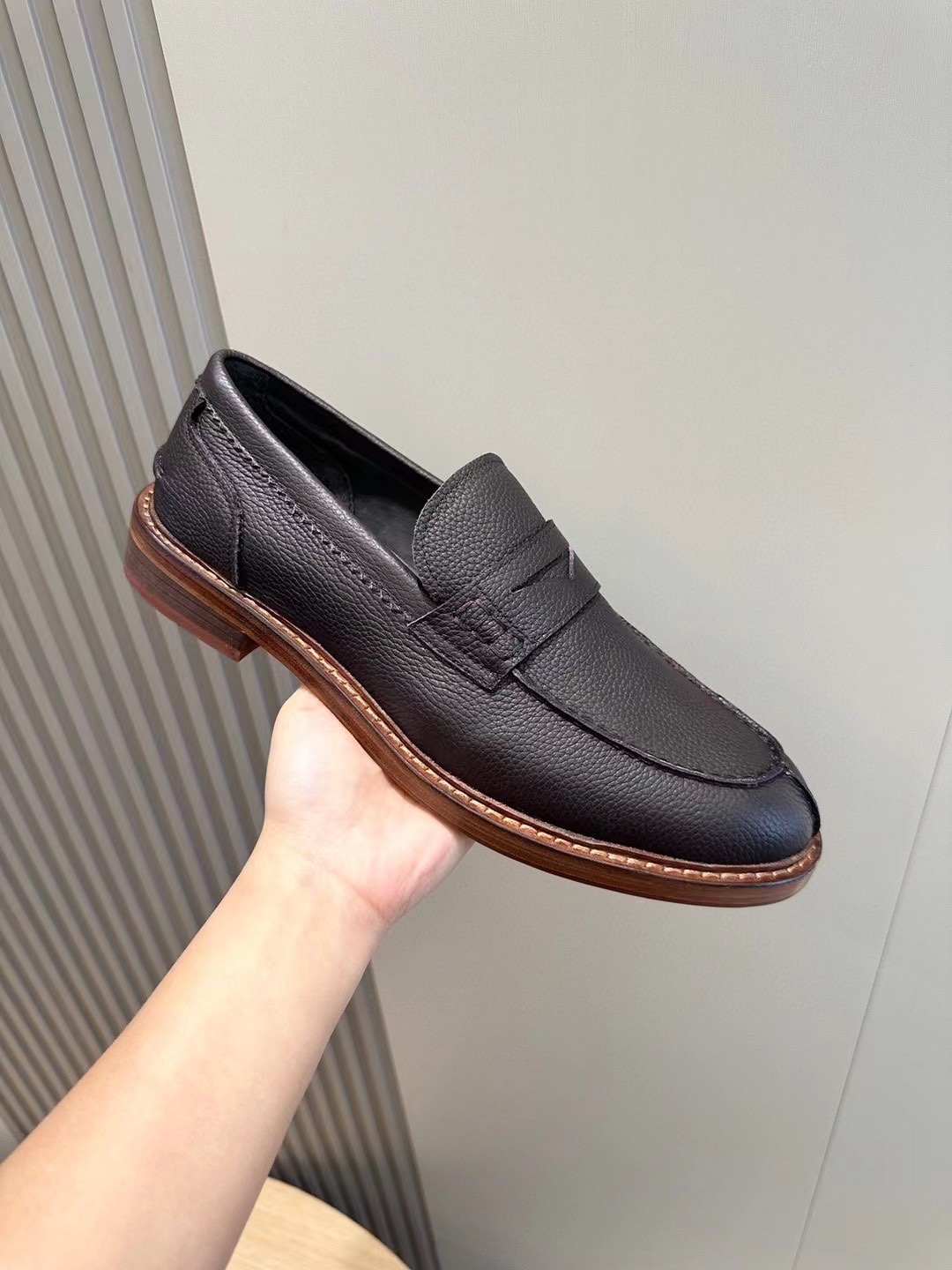 Brunello Cucineli Mocasines de ante para hombreLos materiales exquisitos se unen al grunge clásico d