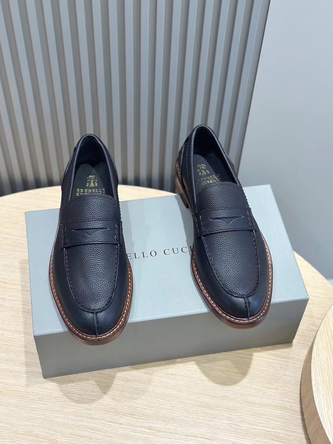Brunello Cucineli Mocasines de ante para hombreLos materiales exquisitos se unen al grunge clásico d