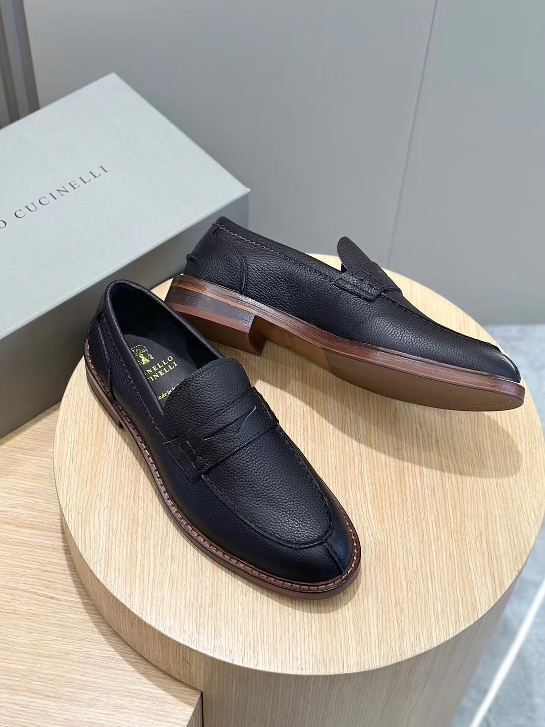 Brunello Cucineli Mocasines de ante para hombreLos materiales exquisitos se unen al grunge clásico d
