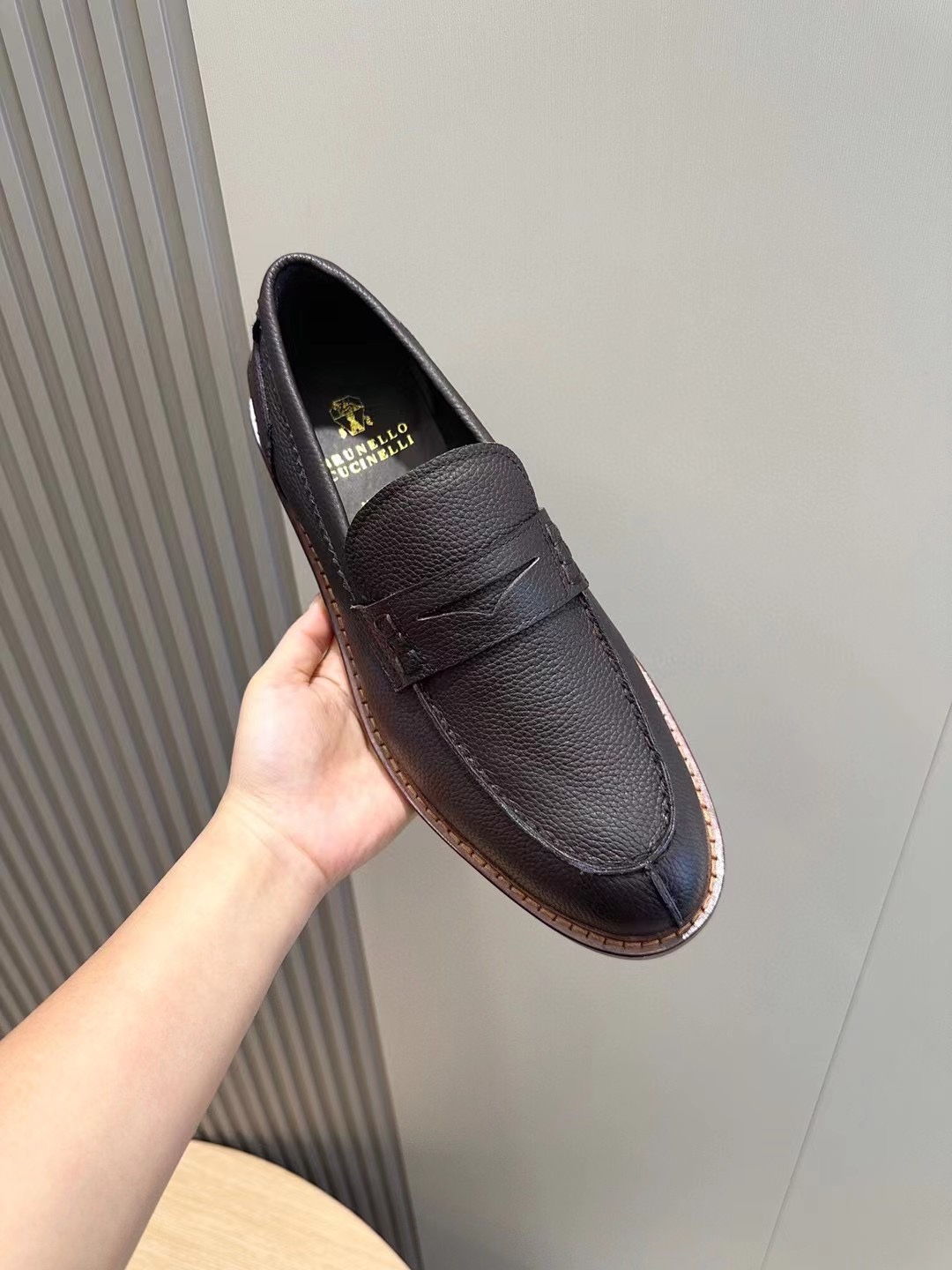 Brunello Cucineli Mocasines de ante para hombreLos materiales exquisitos se unen al grunge clásico d