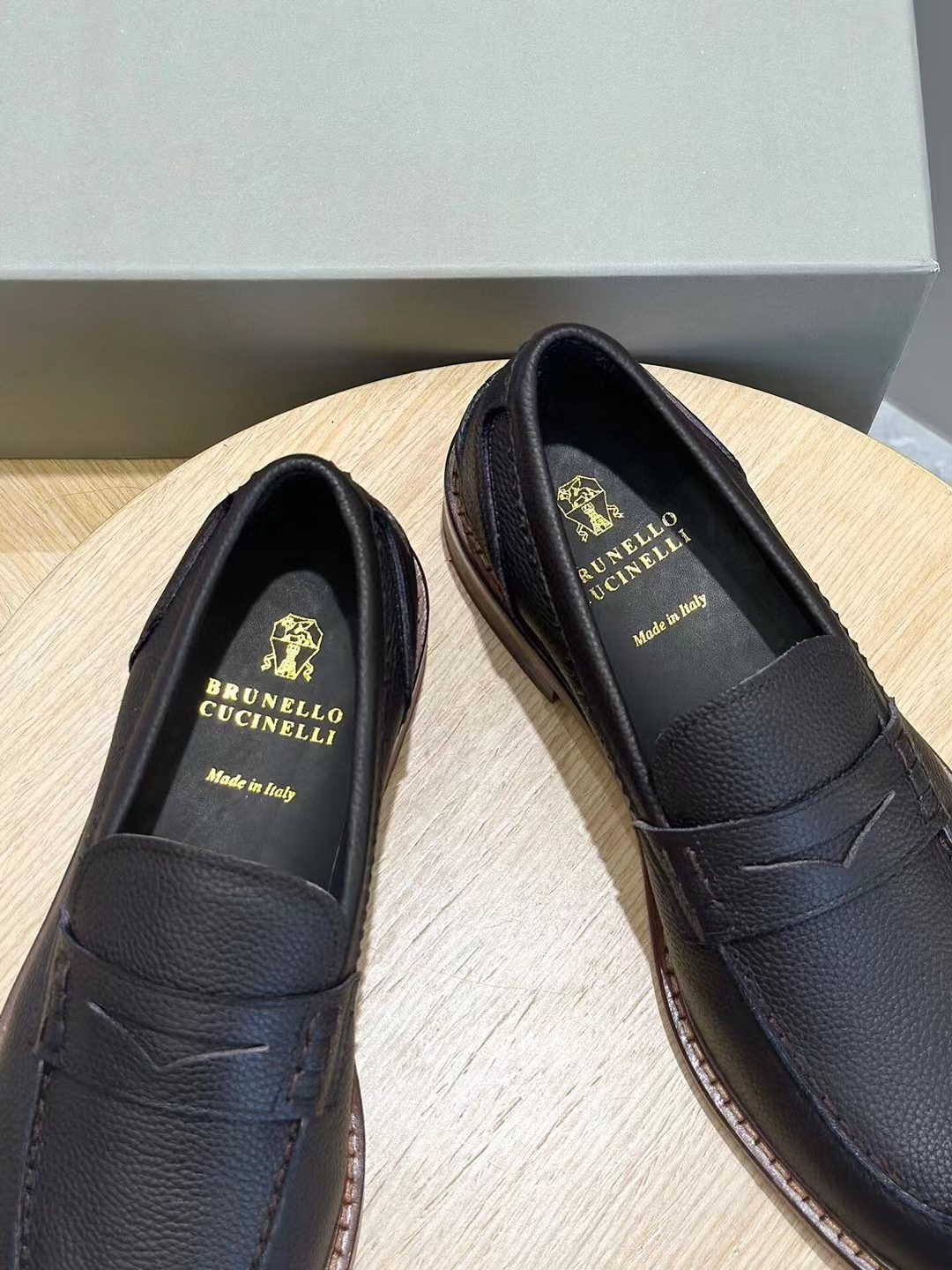 Brunello Cucineli Mocasines de ante para hombreLos materiales exquisitos se unen al grunge clásico d