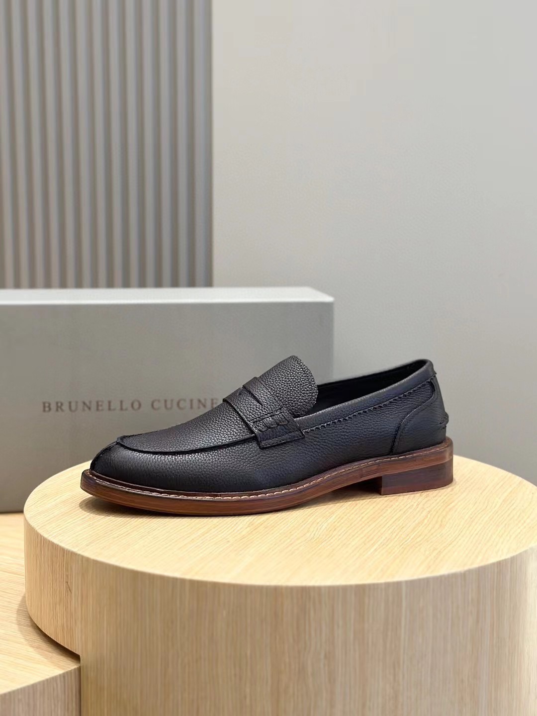 Brunello Cucineli Mocasines de ante para hombreLos materiales exquisitos se unen al grunge clásico d