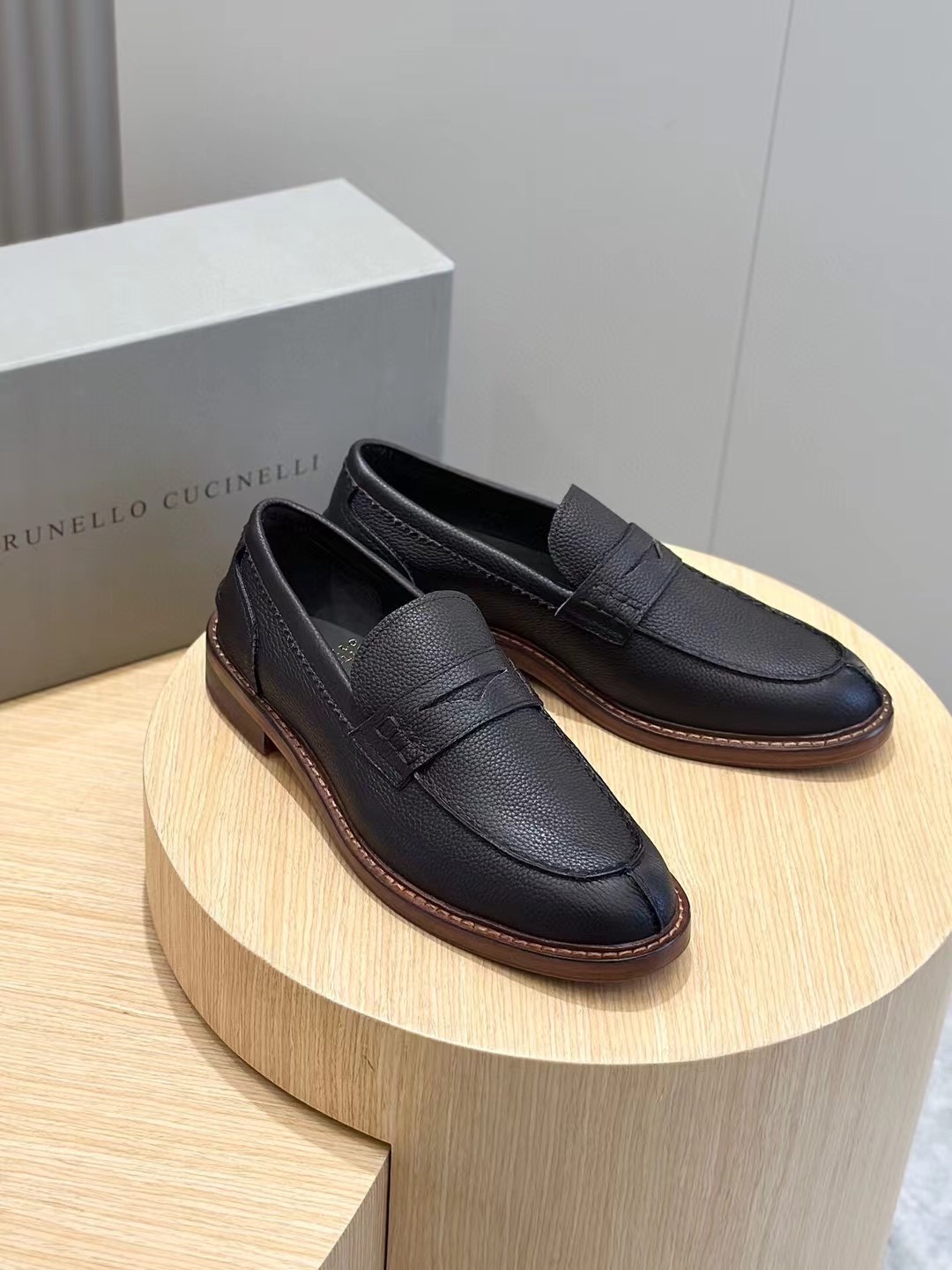 Brunello Cucineli Mocasines de ante para hombreLos materiales exquisitos se unen al grunge clásico d