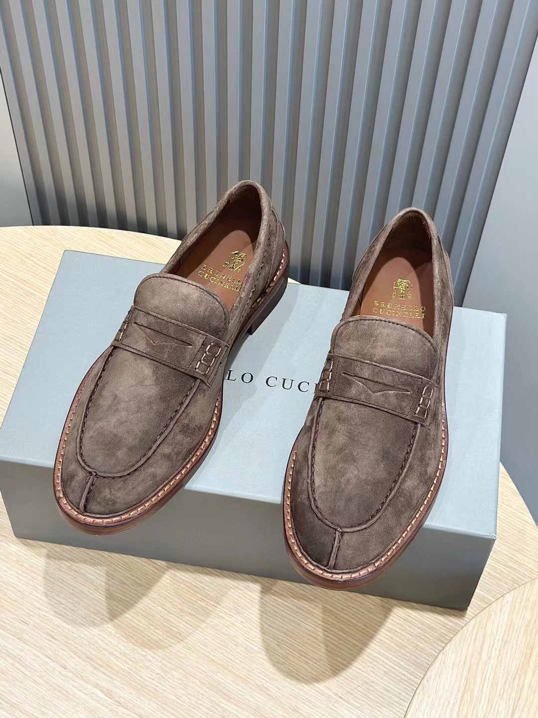 Brunello Cucineli Mocasines de ante para hombreLos materiales exquisitos se unen al grunge clásico d