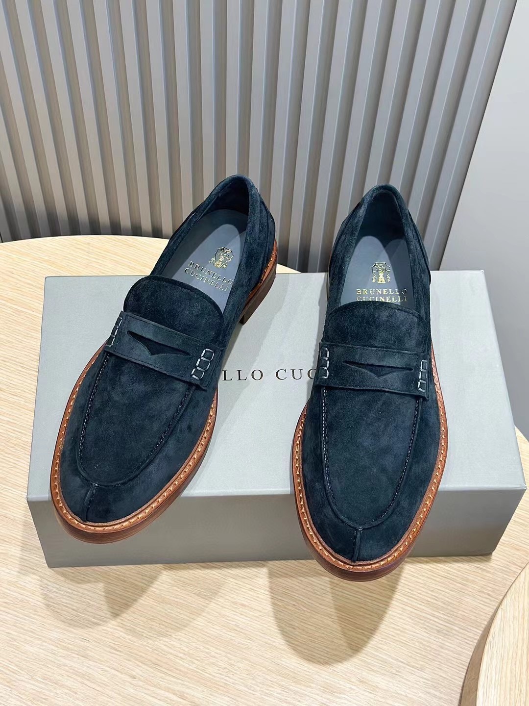 Brunello Cucineli Mocasines de ante para hombreLos materiales exquisitos se unen al grunge clásico d