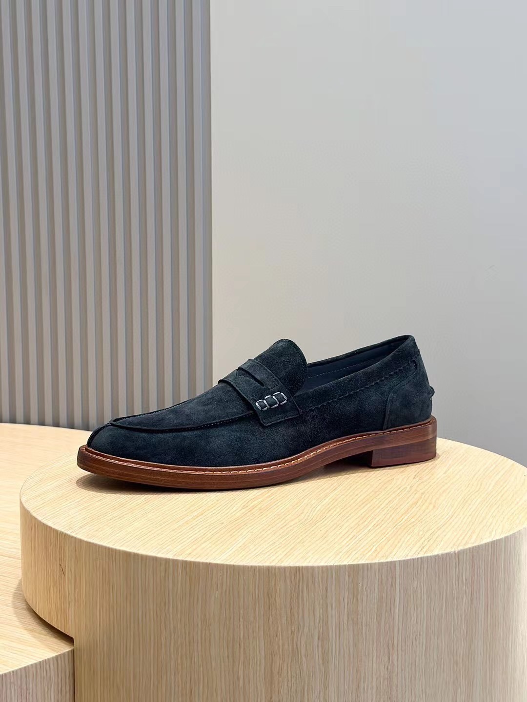 Brunello Cucineli Mocasines de ante para hombreLos materiales exquisitos se unen al grunge clásico d