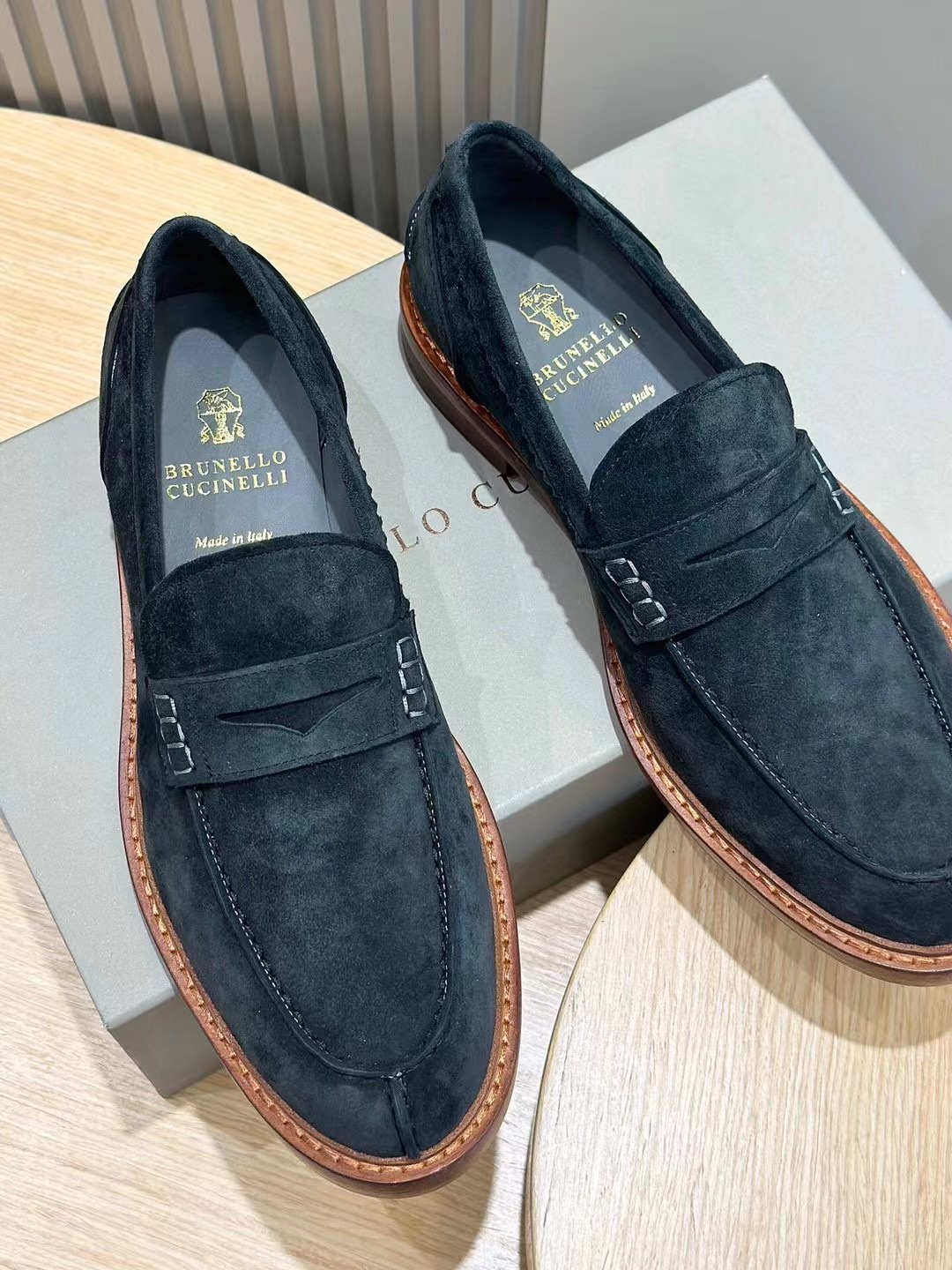 Brunello Cucineli Mocasines de ante para hombreLos materiales exquisitos se unen al grunge clásico d