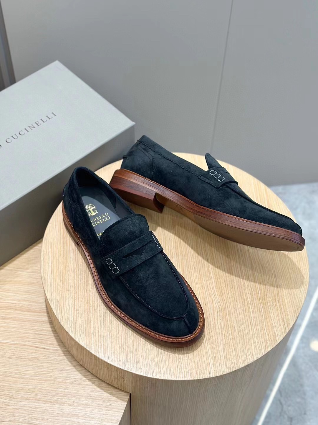 Brunello Cucineli Mocasines de ante para hombreLos materiales exquisitos se unen al grunge clásico d