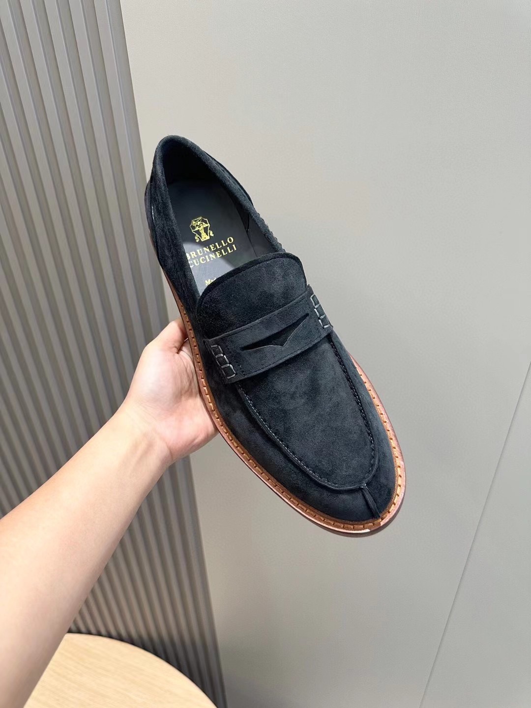 Brunello Cucineli Mocasines de ante para hombreLos materiales exquisitos se unen al grunge clásico d