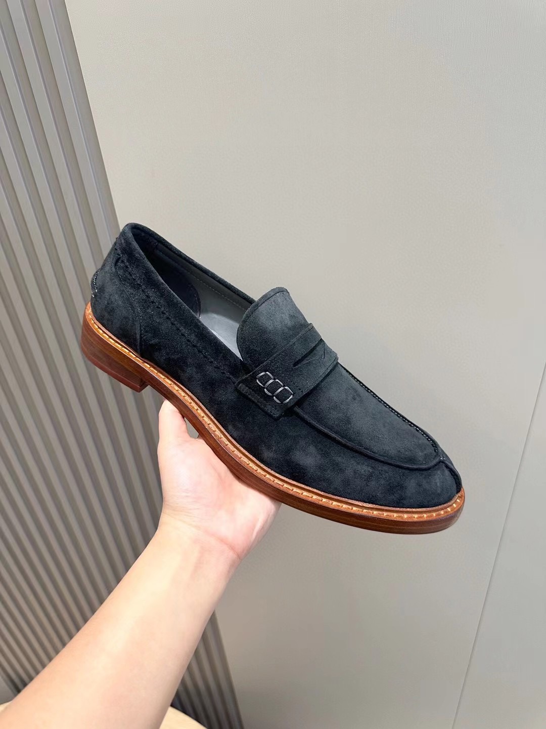 Brunello Cucineli Mocasines de ante para hombreLos materiales exquisitos se unen al grunge clásico d