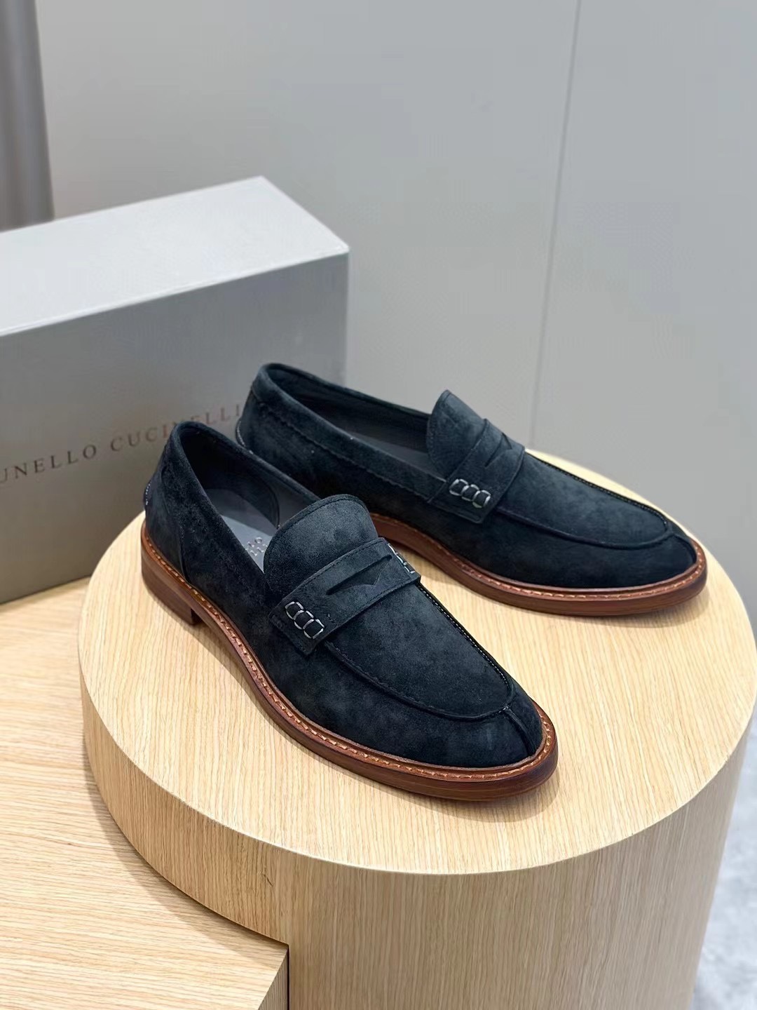 Brunello Cucineli Mocasines de ante para hombreLos materiales exquisitos se unen al grunge clásico d
