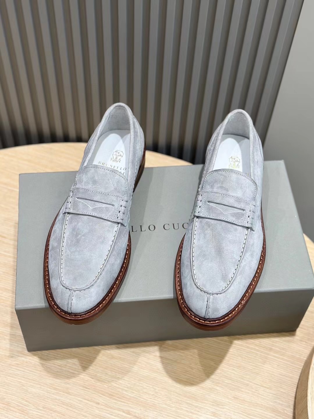 Brunello Cucineli Mocasines de ante para hombreLos materiales exquisitos se unen al grunge clásico d