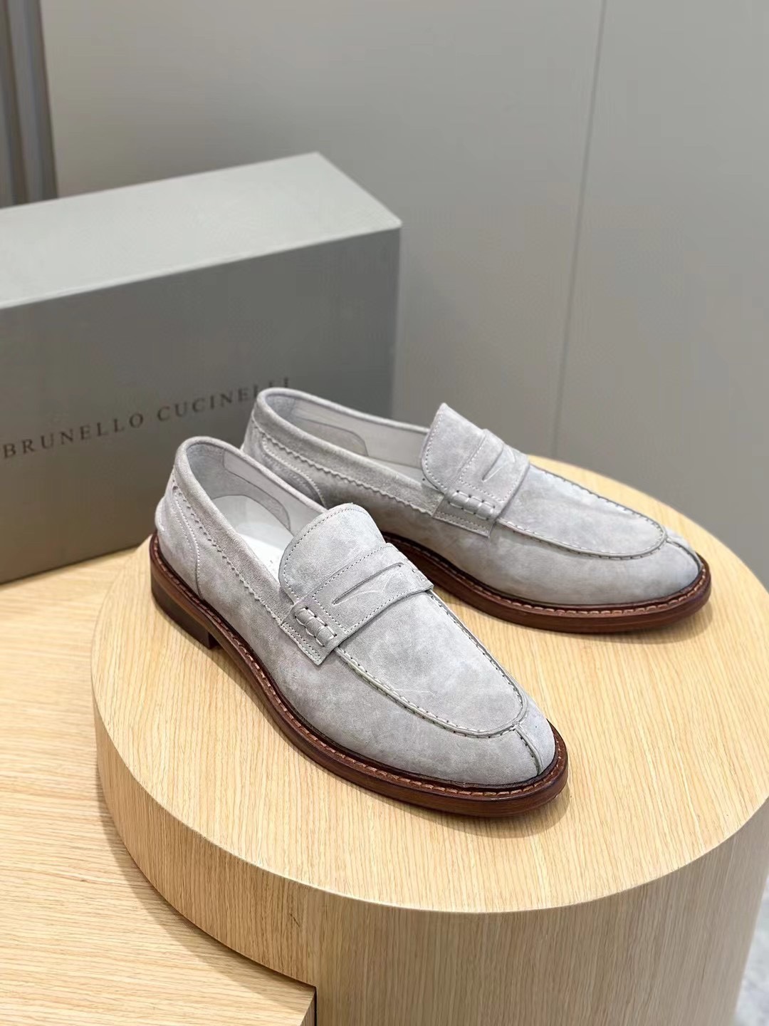 Brunello Cucineli Mocasines de ante para hombreLos materiales exquisitos se unen al grunge clásico d