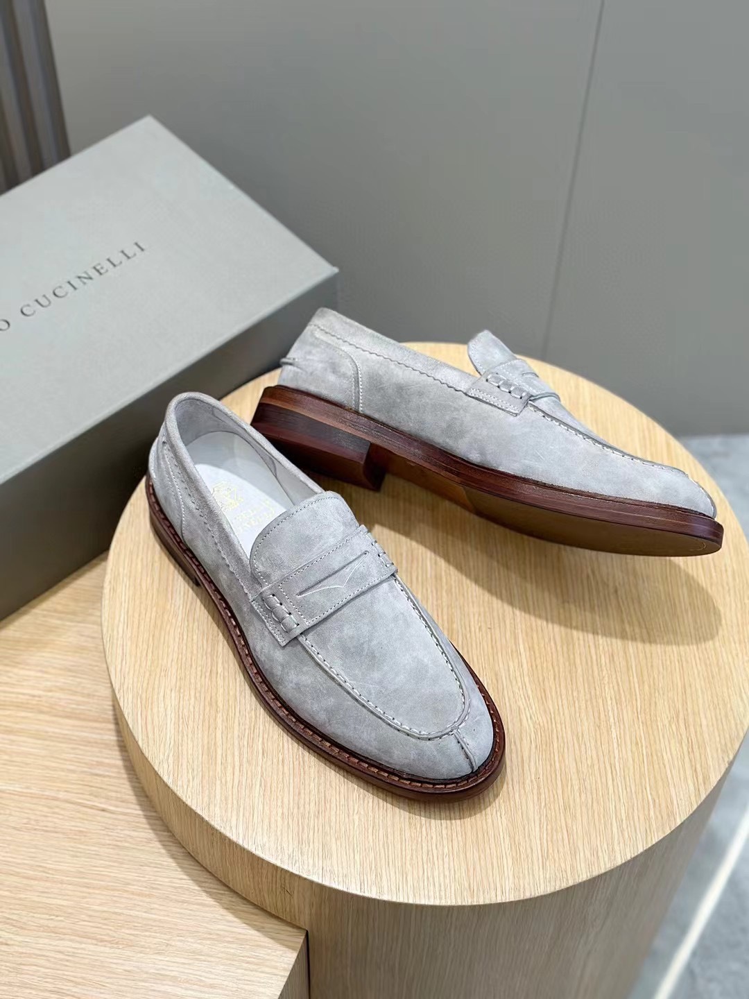 Brunello Cucineli Mocasines de ante para hombreLos materiales exquisitos se unen al grunge clásico d