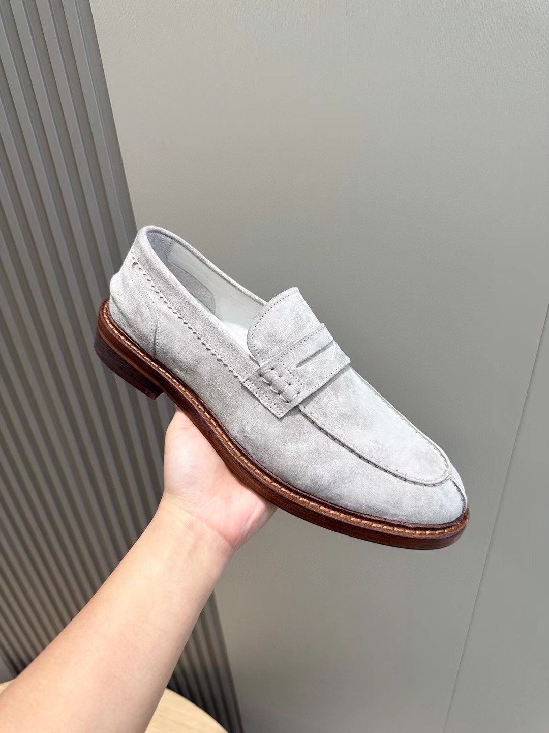 Brunello Cucineli Mocasines de ante para hombreLos materiales exquisitos se unen al grunge clásico d