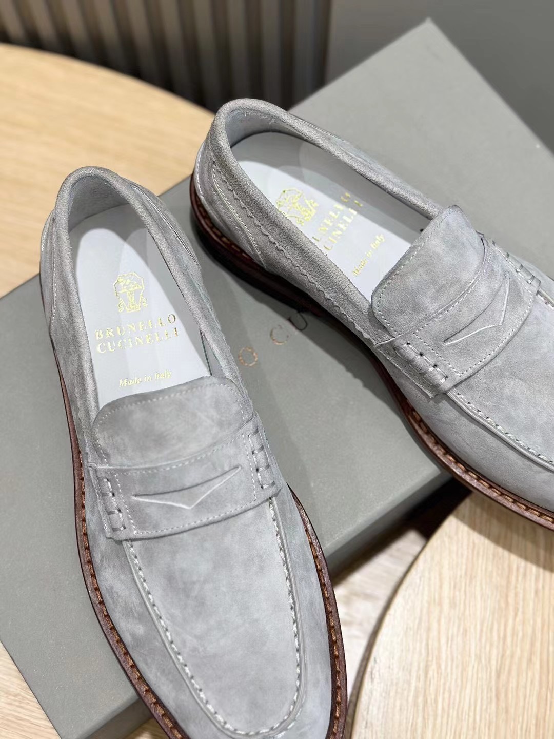 Brunello Cucineli Mocasines de ante para hombreLos materiales exquisitos se unen al grunge clásico d