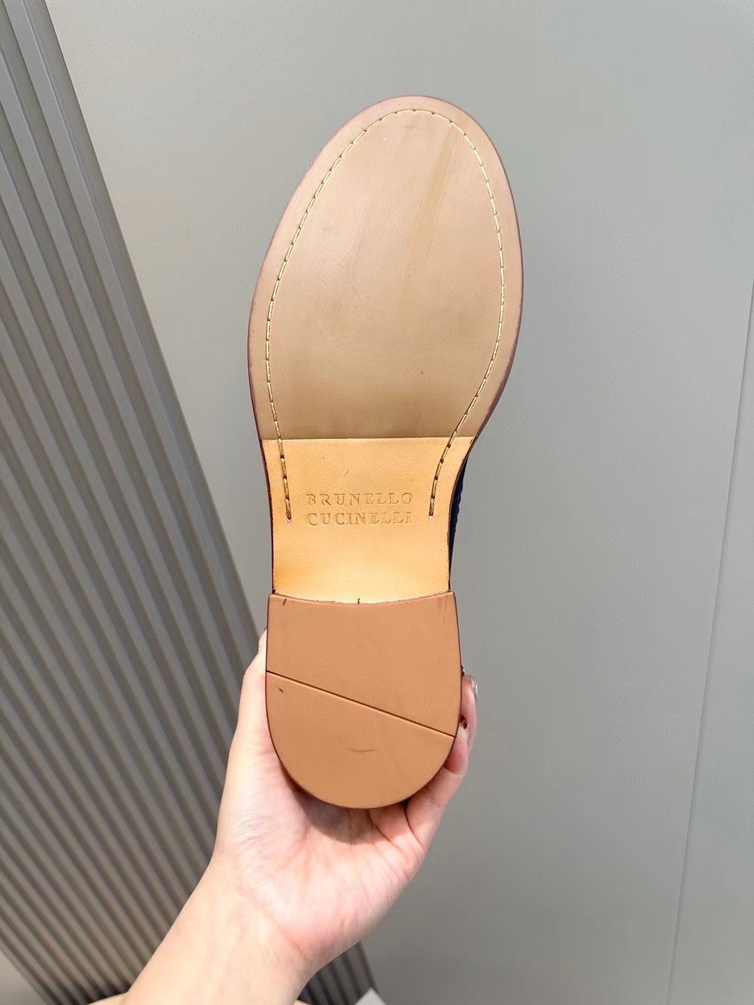 Brunello Cucineli Mocasines de ante para hombreLos materiales exquisitos se unen al grunge clásico d
