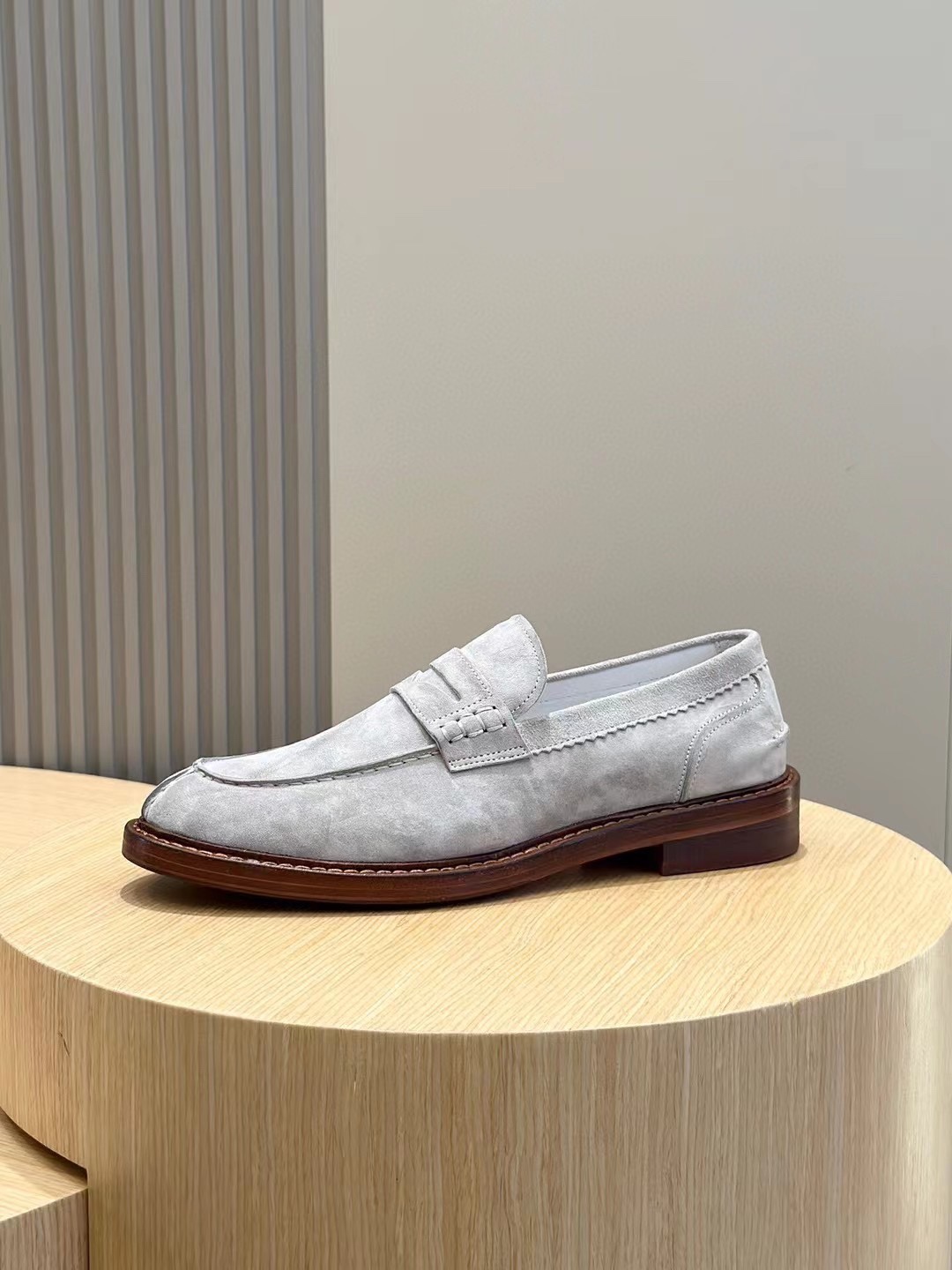 Brunello Cucineli Mocasines de ante para hombreLos materiales exquisitos se unen al grunge clásico d