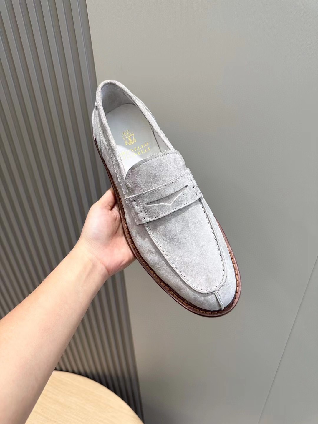 Brunello Cucineli Mocasines de ante para hombreLos materiales exquisitos se unen al grunge clásico d