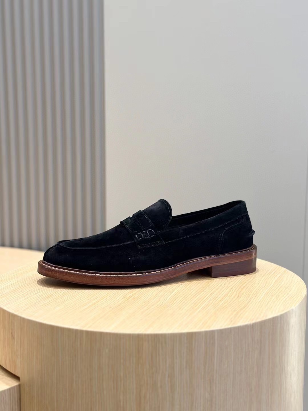 Brunello Cucineli Mocasines de ante para hombreLos materiales exquisitos se unen al grunge clásico d