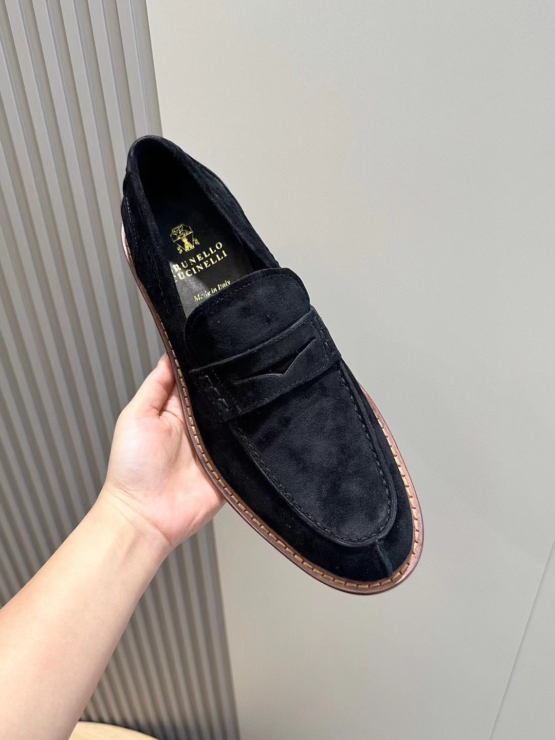 Brunello Cucineli Mocasines de ante para hombreLos materiales exquisitos se unen al grunge clásico d
