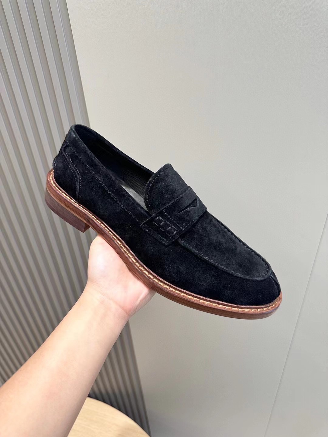Brunello Cucineli Mocasines de ante para hombreLos materiales exquisitos se unen al grunge clásico d
