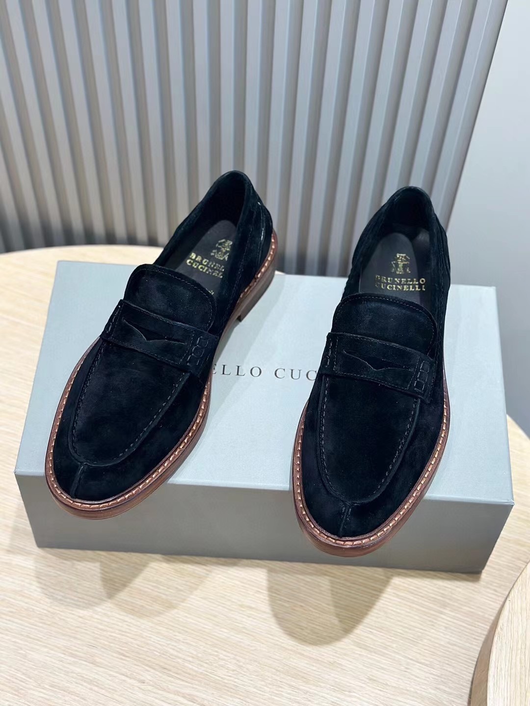 Brunello Cucineli Mocasines de ante para hombreLos materiales exquisitos se unen al grunge clásico d