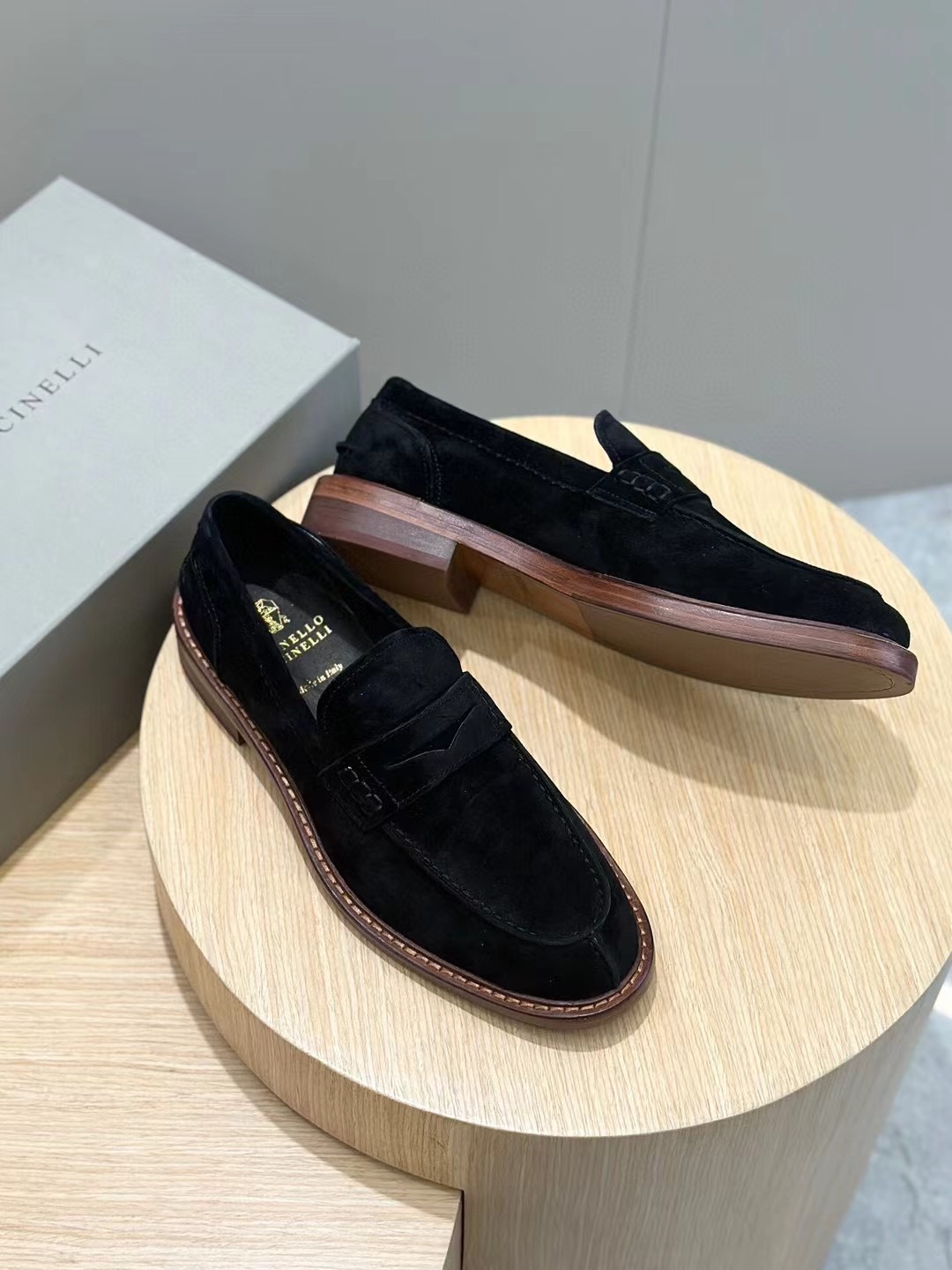 Brunello Cucineli Mocasines de ante para hombreLos materiales exquisitos se unen al grunge clásico d