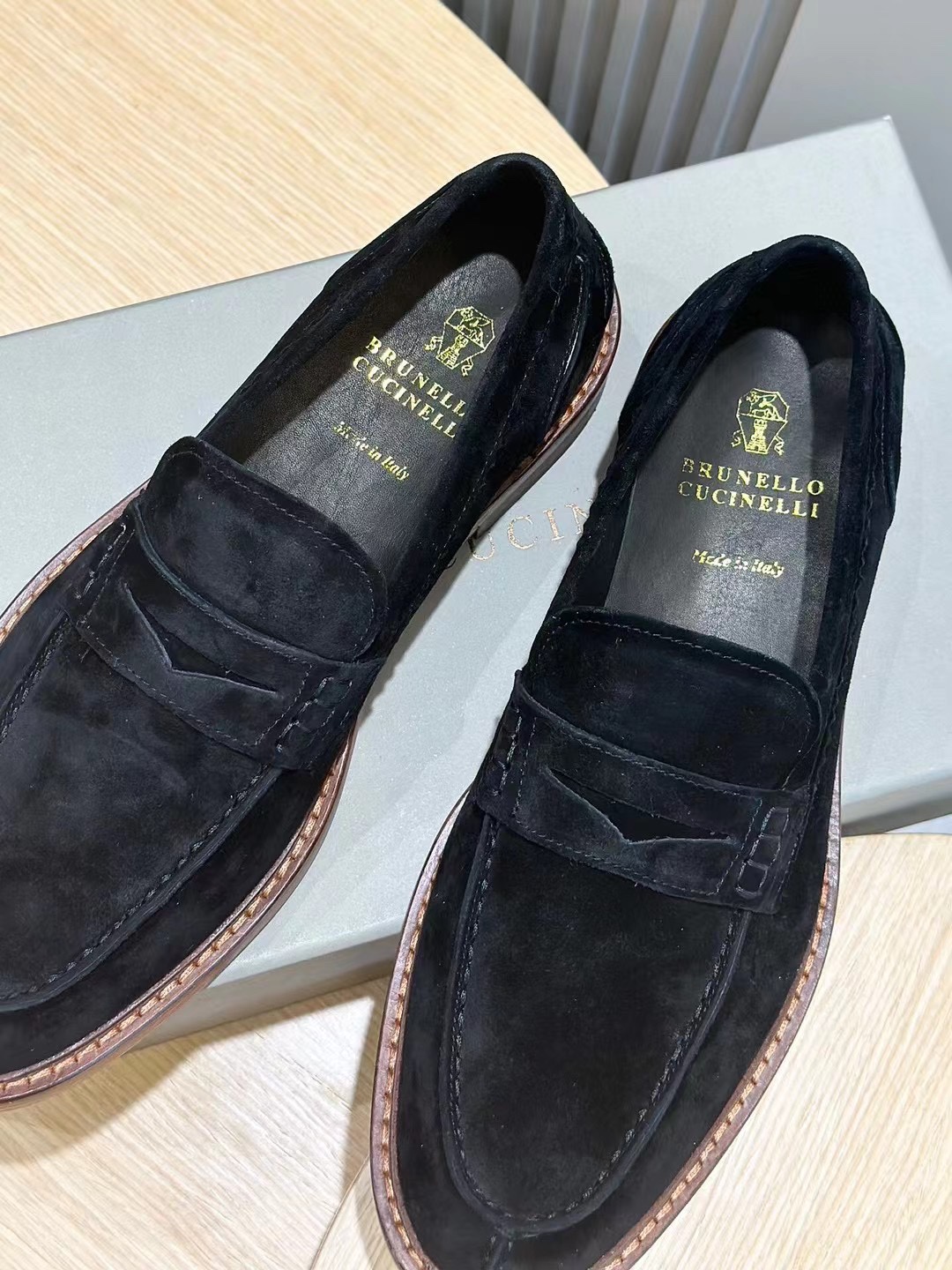 Brunello Cucineli Mocasines de ante para hombreLos materiales exquisitos se unen al grunge clásico d