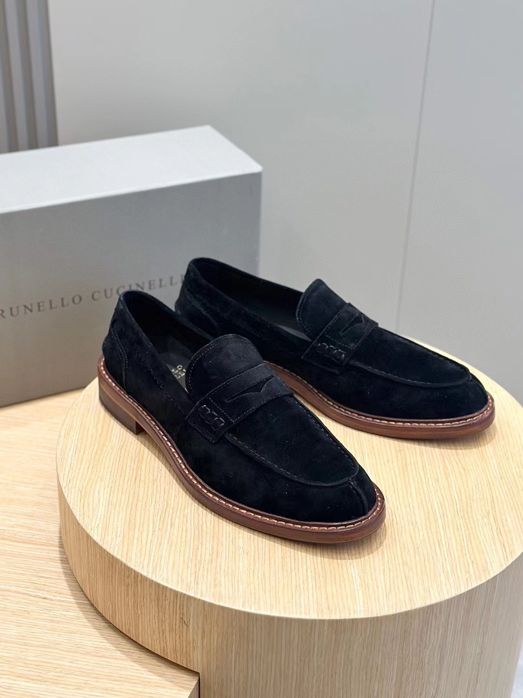 Brunello Cucineli Mocasines de ante para hombreLos materiales exquisitos se unen al grunge clásico d