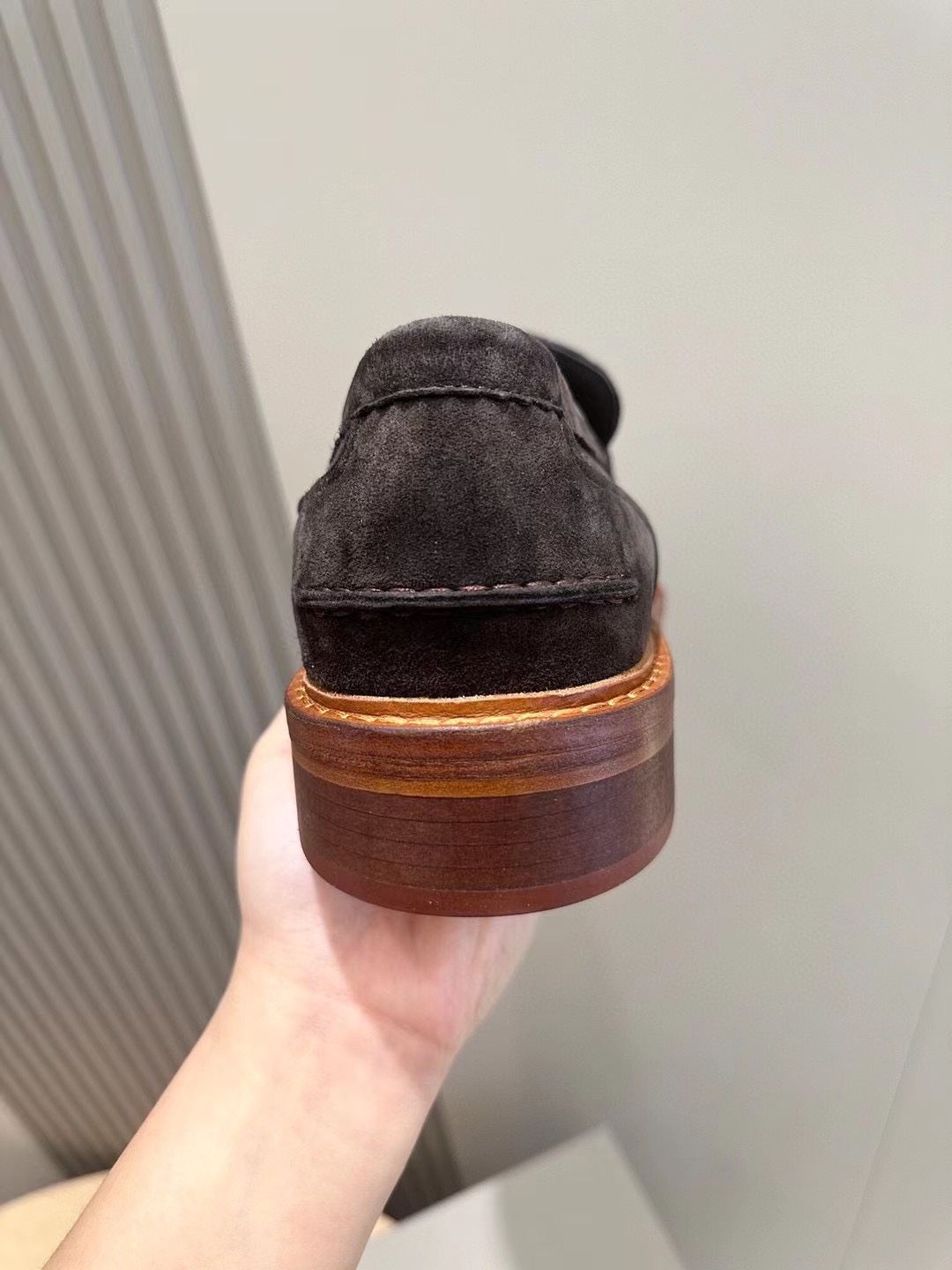 Brunello Cucineli Mocasines de ante para hombreLos materiales exquisitos se unen al grunge clásico d