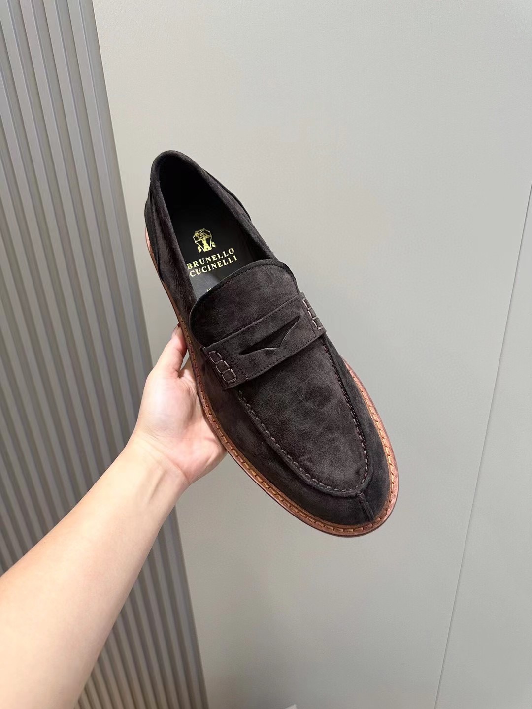 Brunello Cucineli Mocasines de ante para hombreLos materiales exquisitos se unen al grunge clásico d