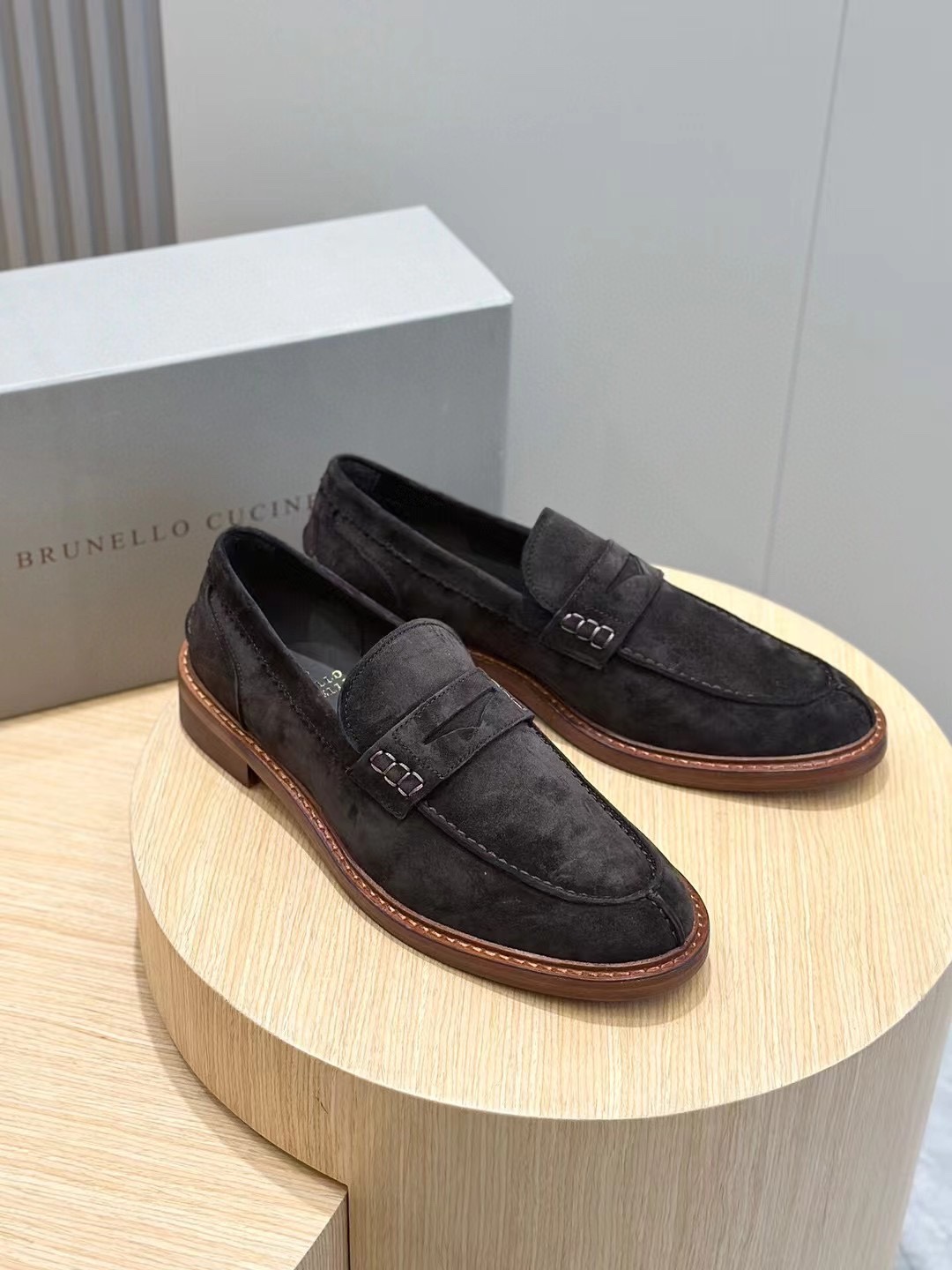 Brunello Cucineli Mocasines de ante para hombreLos materiales exquisitos se unen al grunge clásico d