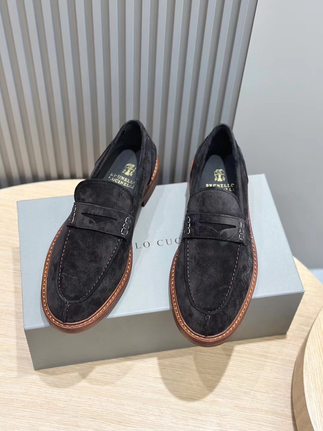 Brunello Cucineli Mocasines de ante para hombreLos materiales exquisitos se unen al grunge clásico d