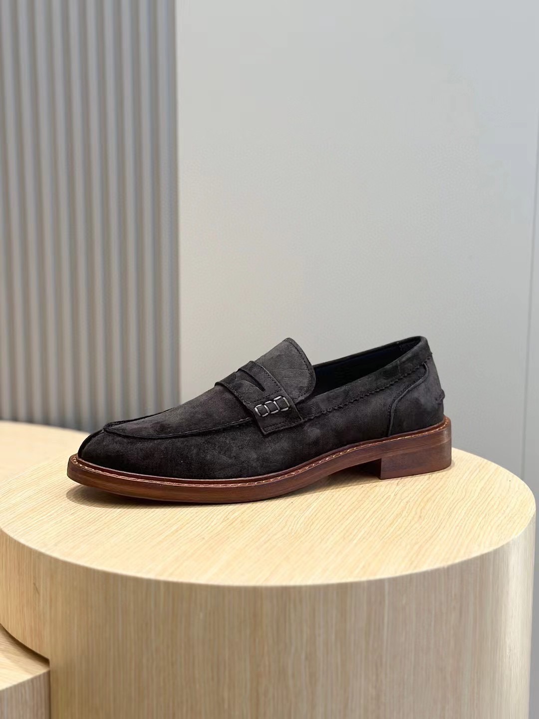 Brunello Cucineli Mocasines de ante para hombreLos materiales exquisitos se unen al grunge clásico d
