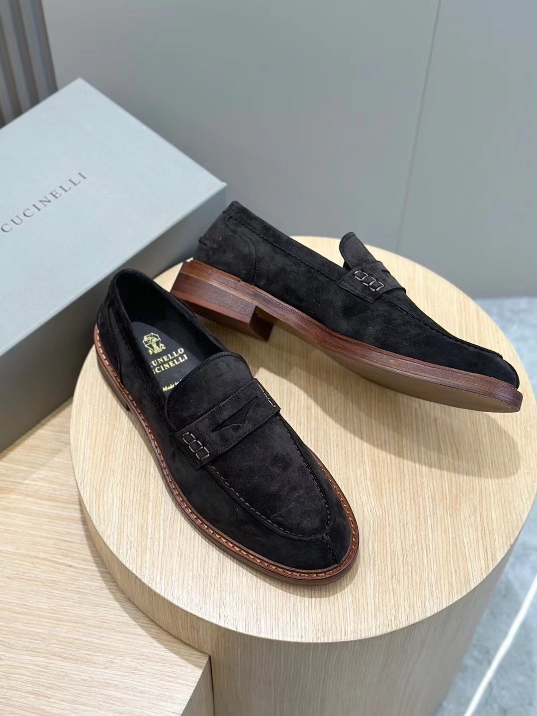 Brunello Cucineli Mocasines de ante para hombreLos materiales exquisitos se unen al grunge clásico d