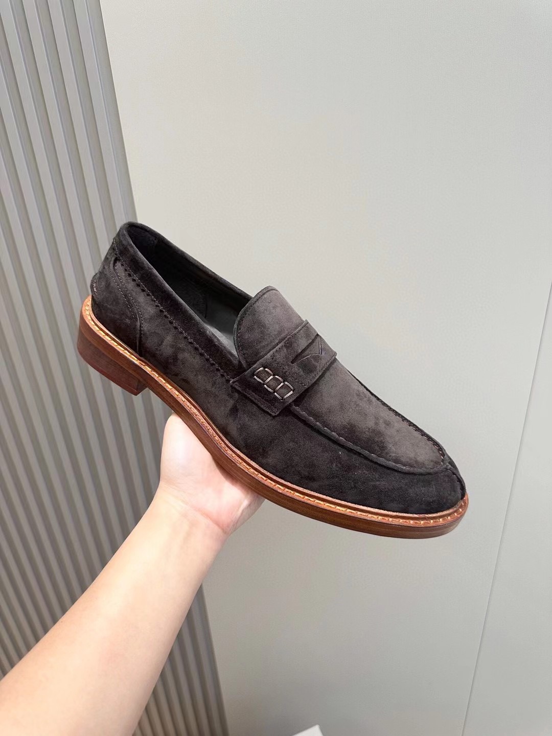 Brunello Cucineli Mocasines de ante para hombreLos materiales exquisitos se unen al grunge clásico d