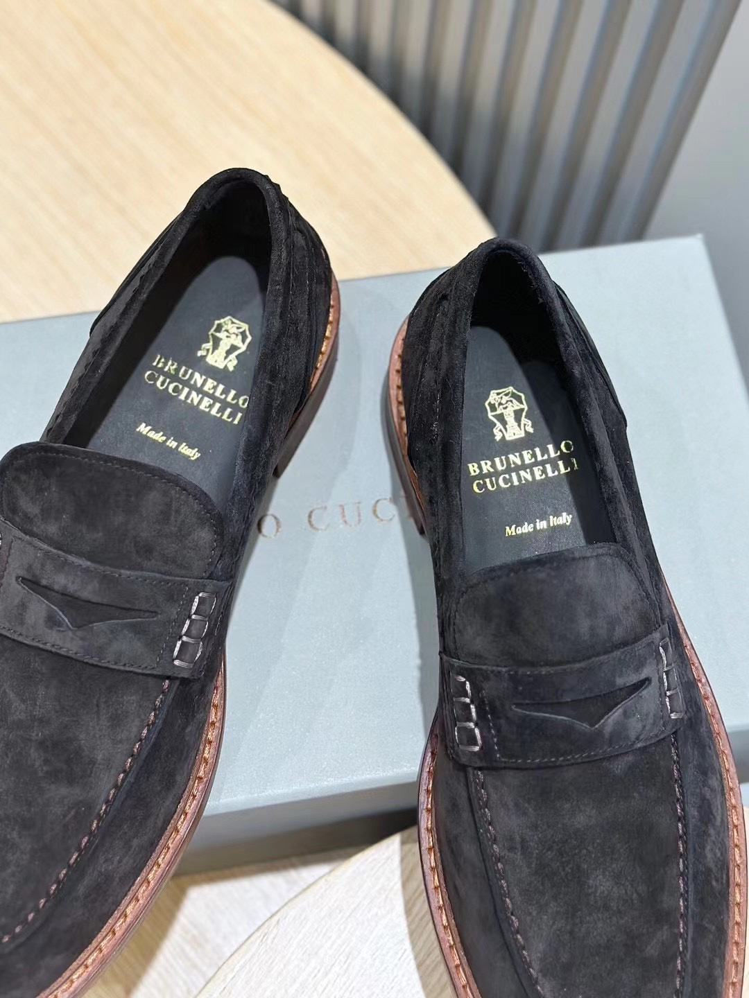 Brunello Cucineli Mocasines de ante para hombreLos materiales exquisitos se unen al grunge clásico d