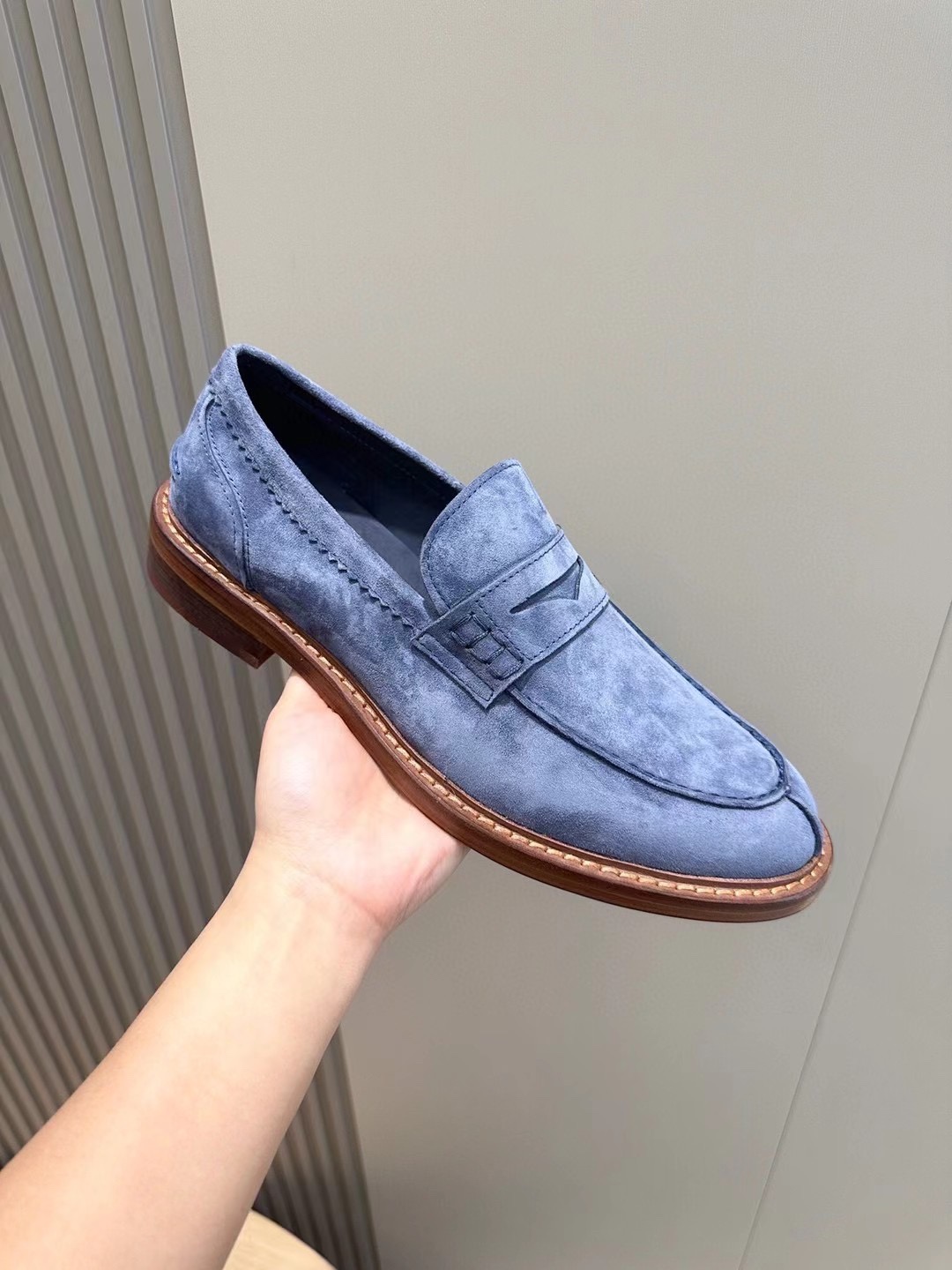 Brunello Cucineli Mocasines de ante para hombreLos materiales exquisitos se unen al grunge clásico d