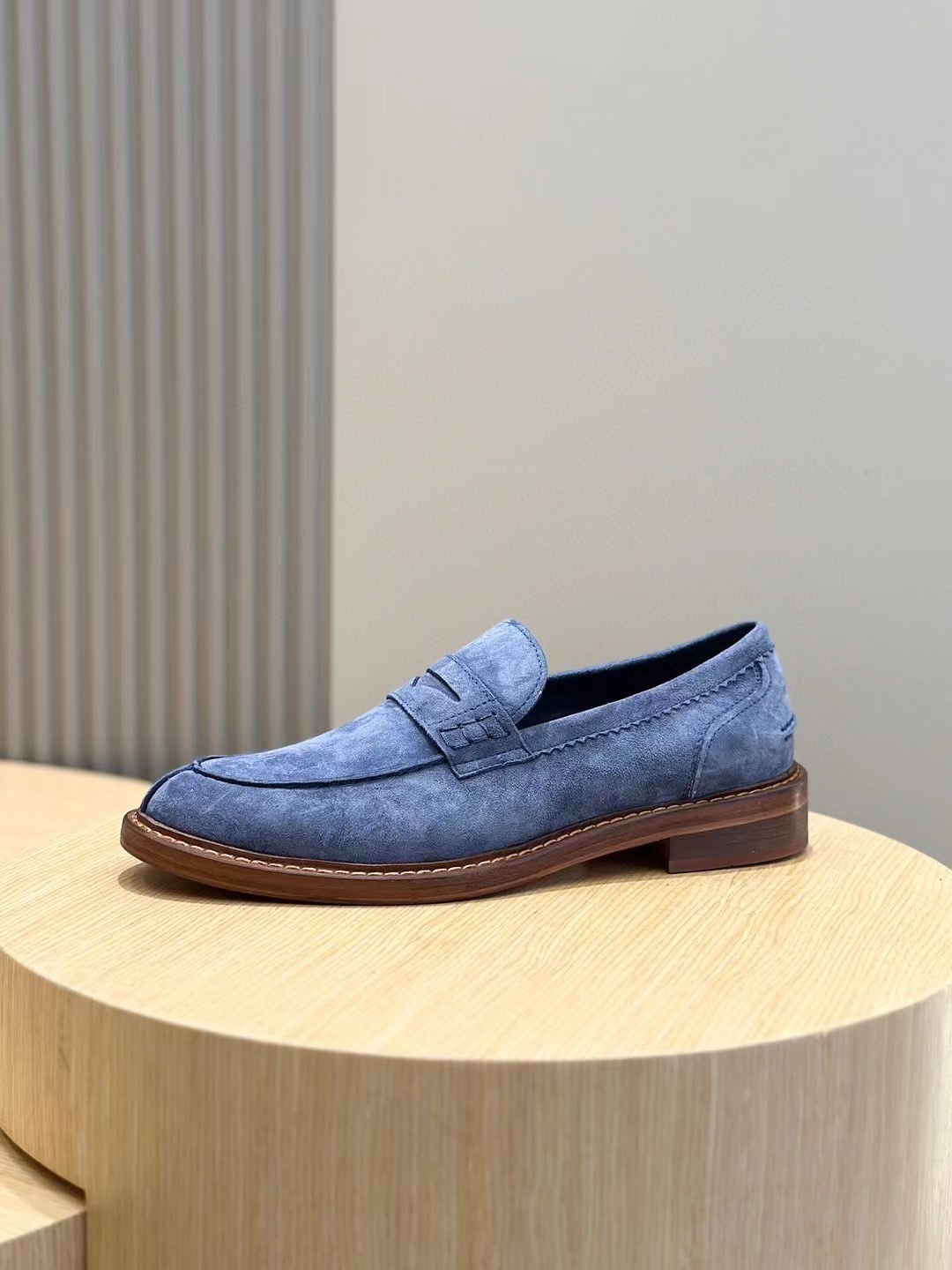 Brunello Cucineli Mocasines de ante para hombreLos materiales exquisitos se unen al grunge clásico d