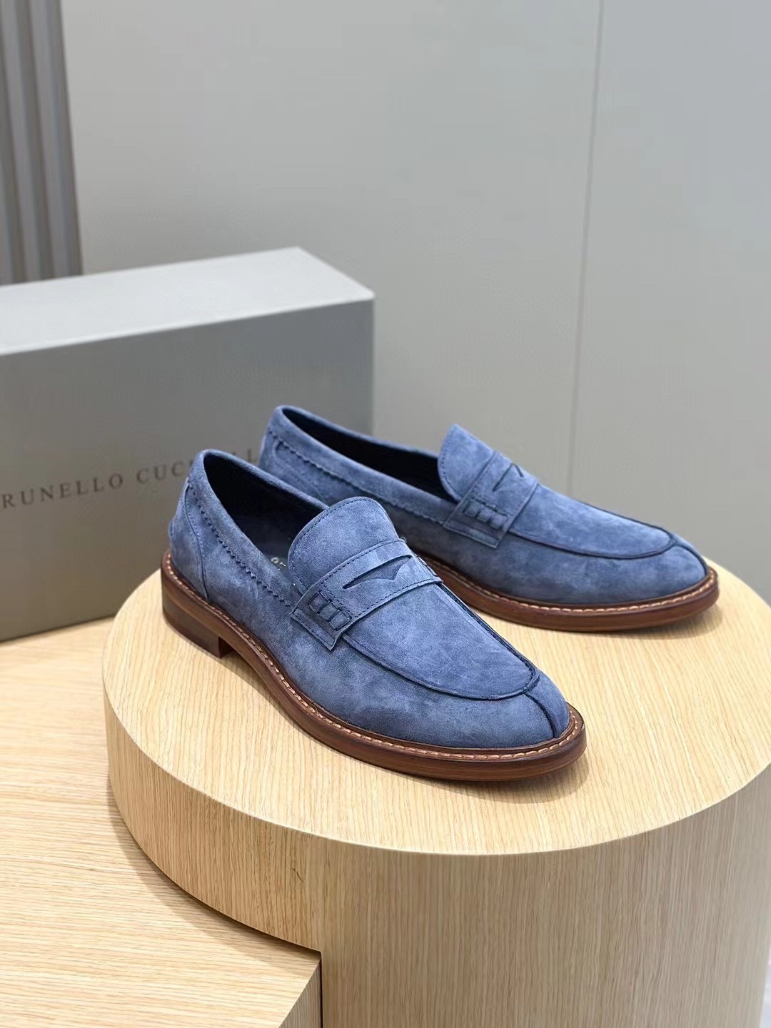 Brunello Cucineli Mocasines de ante para hombreLos materiales exquisitos se unen al grunge clásico d