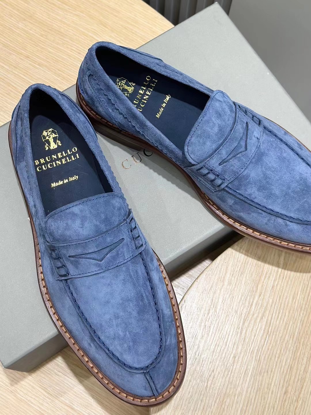 Brunello Cucineli Mocasines de ante para hombreLos materiales exquisitos se unen al grunge clásico d