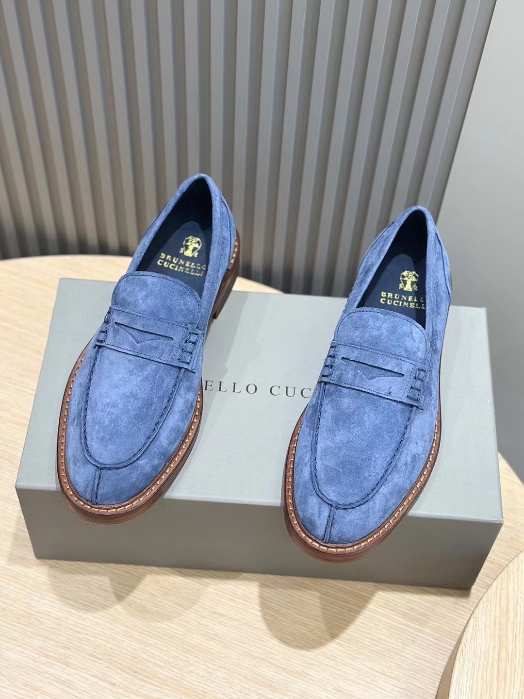 Brunello Cucineli Mocasines de ante para hombreLos materiales exquisitos se unen al grunge clásico d