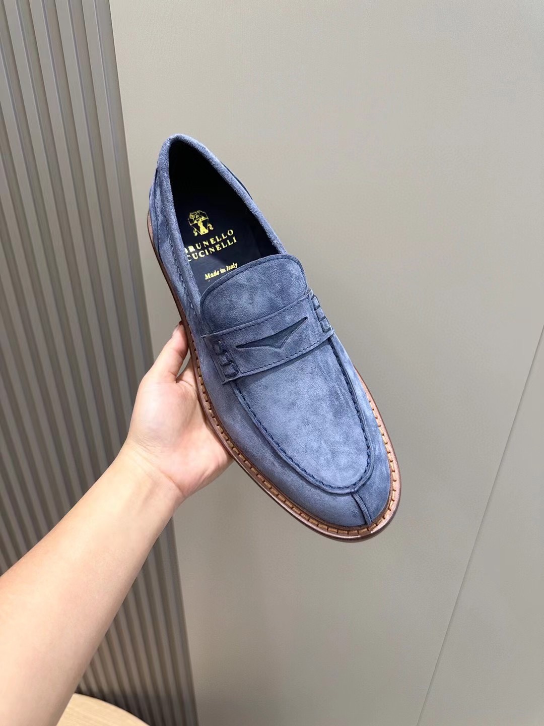 Brunello Cucineli Mocasines de ante para hombreLos materiales exquisitos se unen al grunge clásico d